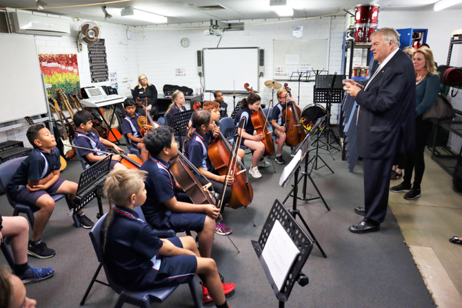 The Governor speaking with Challis students